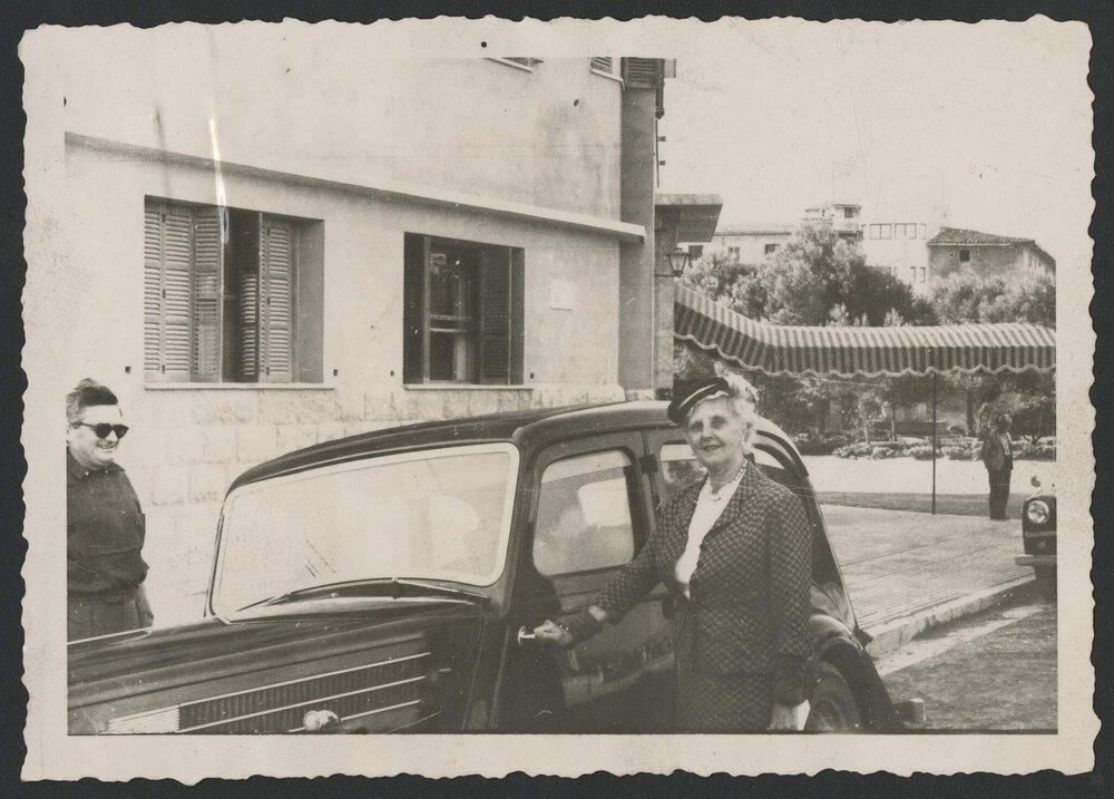 Jeff Hanson facing Louise Hanson-Dyer and a black car
