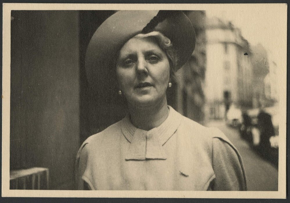 Parisian street  shot of Louise Dyer