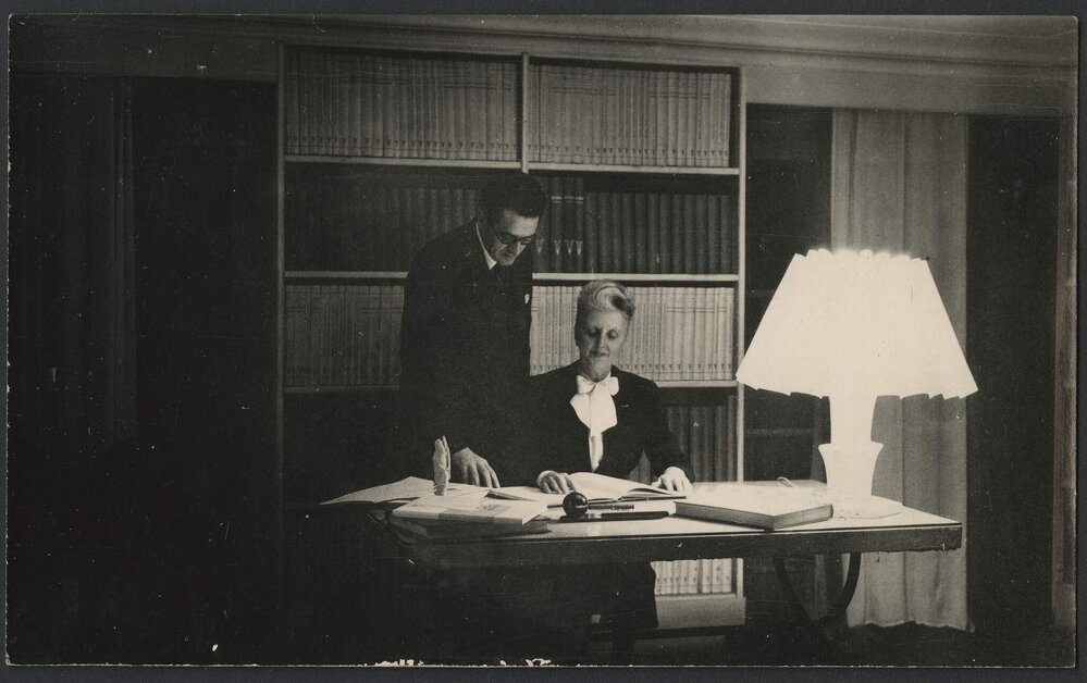 Jeff Hanson standing beside Louise Hanson-Dyer