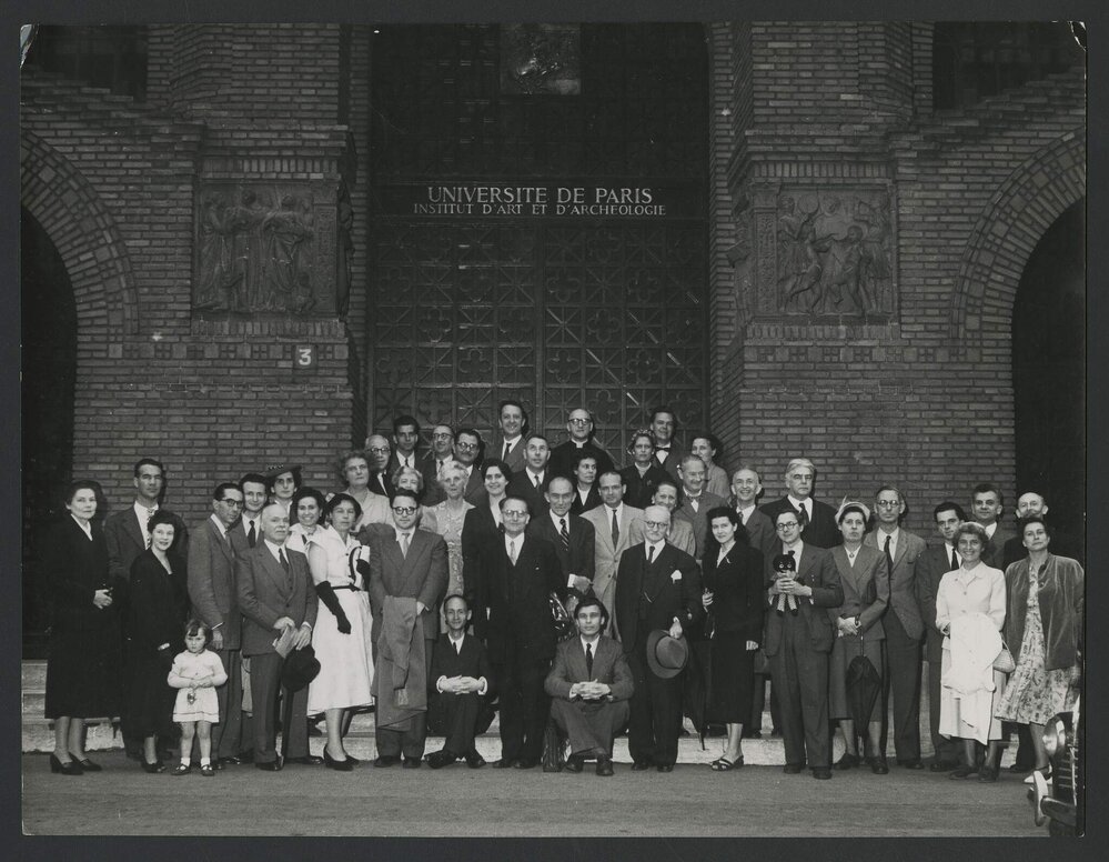 Louise Hanson-Dyer in group outside the Universit&eacute; de Paris Institut d'art et d'arch&eacute;ologie