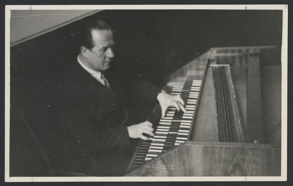 Robert Veyron-Lacroix playing a double-manual harpsichord