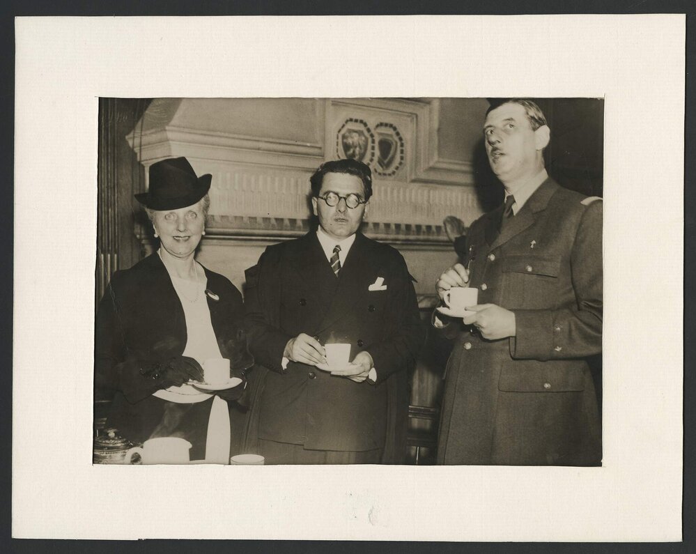Louise Hanson-Dyer and Jeff Hanson with Charles de Gaulle