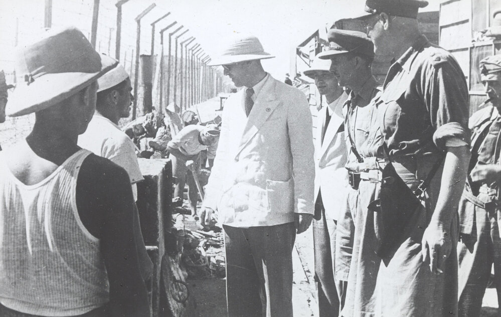 Prisoners of War camp (for Italians): N&deg; 306 "Middle East". ICRC delegate talking to a prisoner. Geneiffa, Egypt