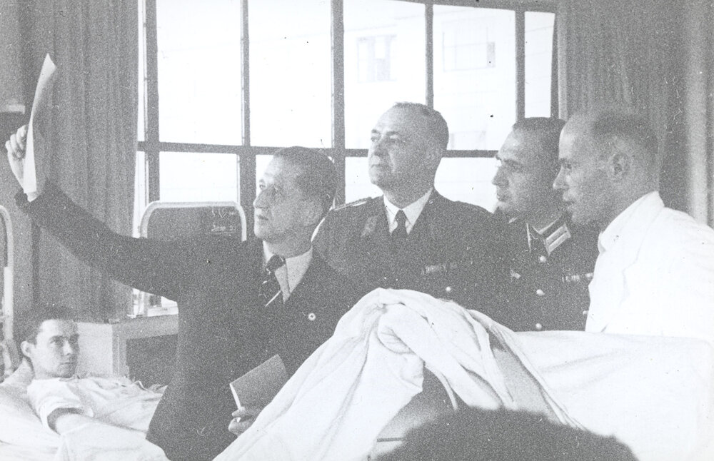 Reviewing patient xtrays doctor, ICRC delegate and German officers