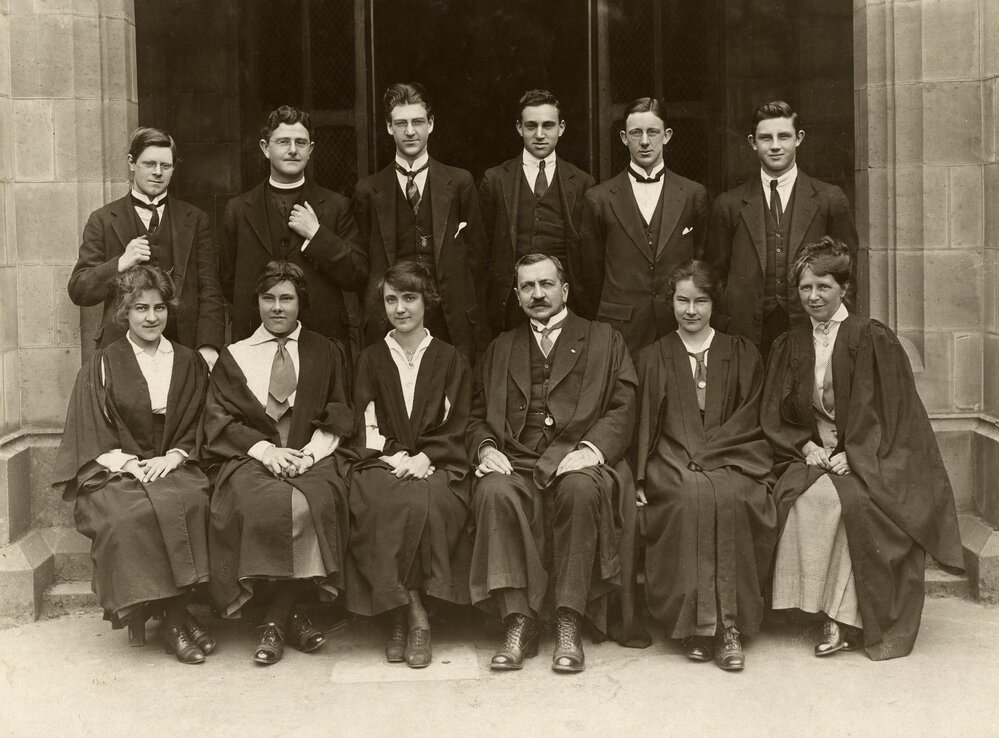 Fernand Isidore Maurice-Carton and second-year French students, University of Melbourne, October 1918.