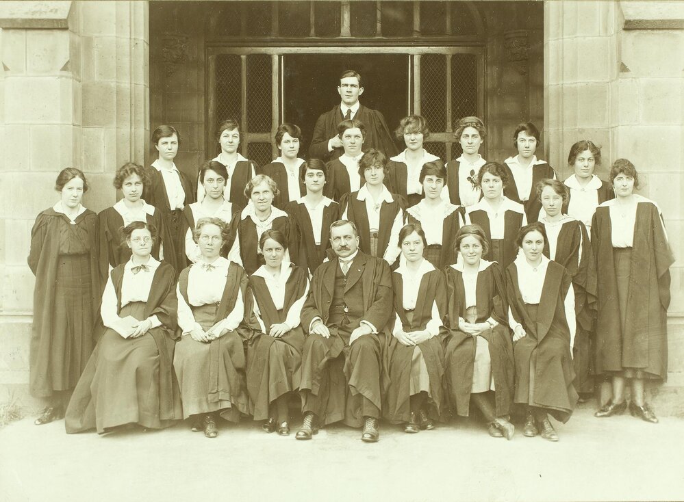 Fernand Isidore Maurice-Carton and third-year French students, University of Melbourne, October 1918.