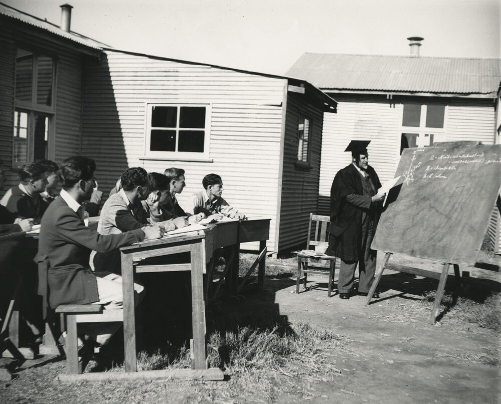 Frederick Syer presenting an outdoor lecture at Mildura branch, University of Melbourne, 1948.
