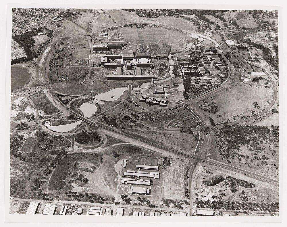 Latrobe University, Library and landscapes