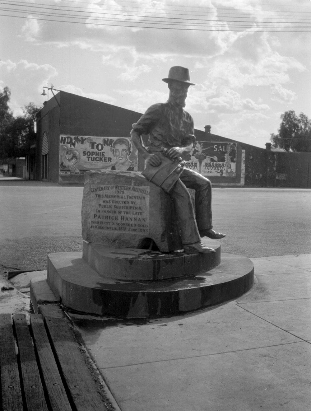 Hannan statue Kalgoorlie [W A.] 9.1.31