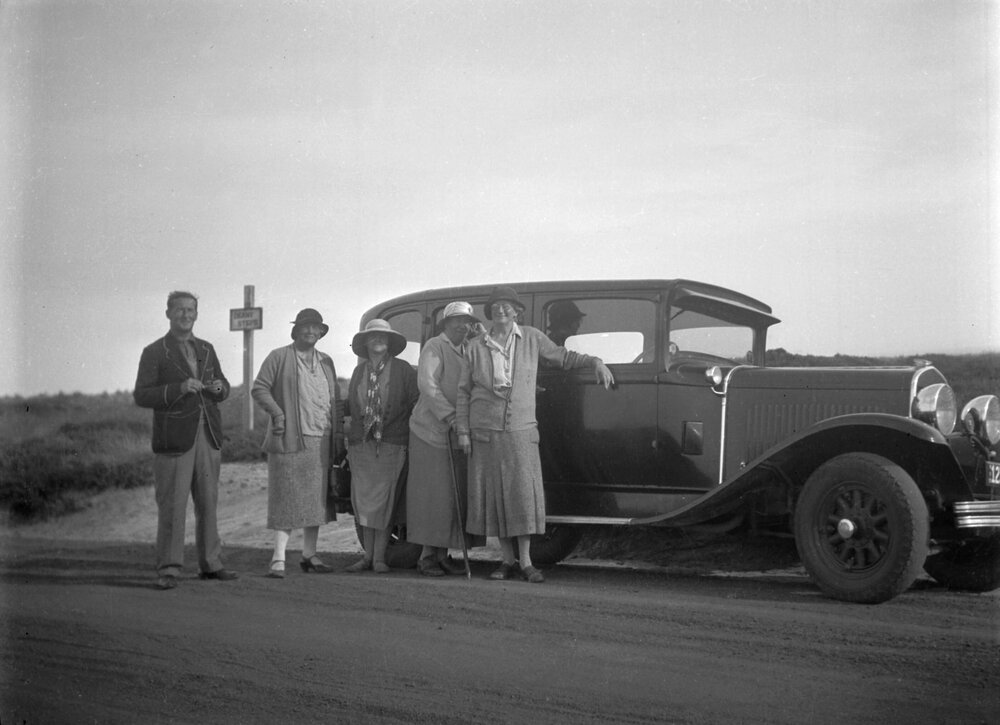 Deaney [sic] Steps Port Campbell.  Edgar Robin, Miss Warren, Mrs Breton, Mother, Mrs Moore.  February 1935