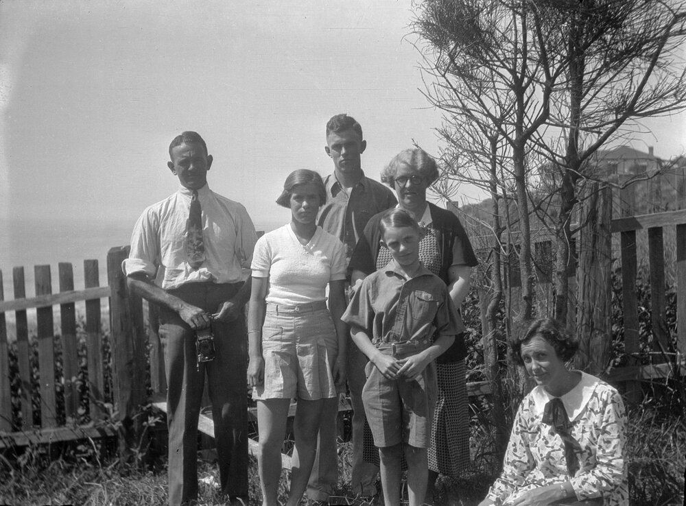 Malcolm (?) Palmer, Emma Le Couteur, Ted Le Couteur, Mrs Le Couteur, Philip Le Couteur, Ruth Le Couteur
