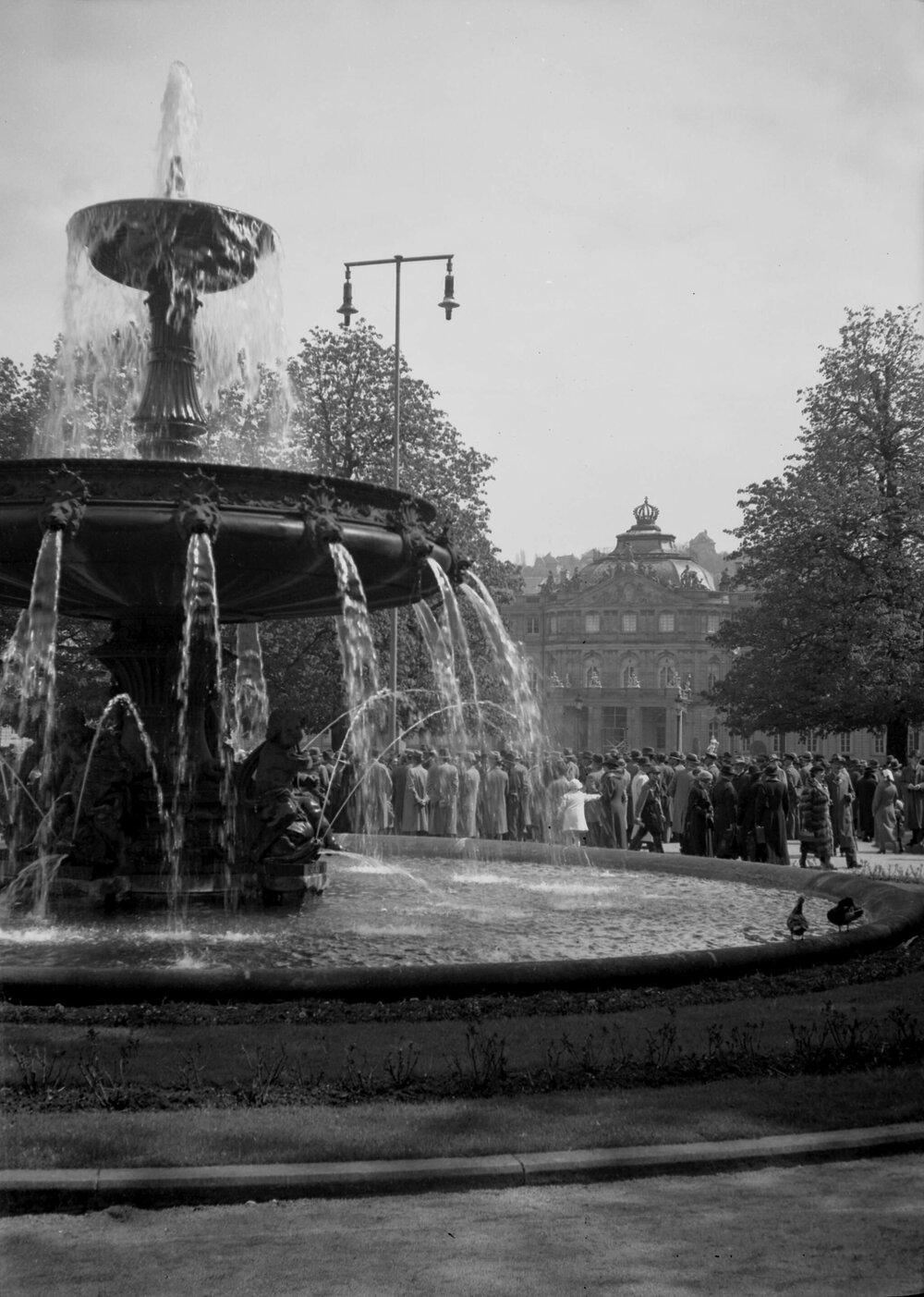 An unidentified fountain in an unknown city