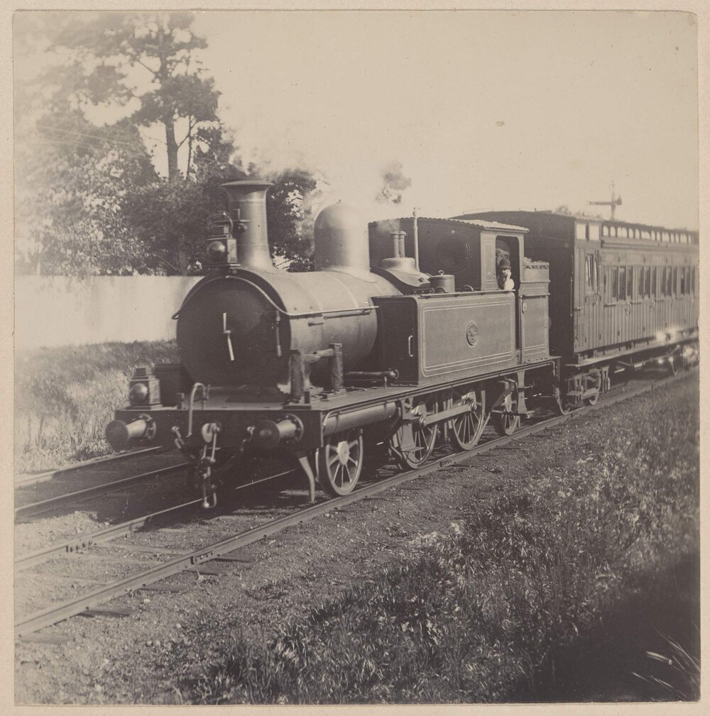 [E Class locomotive hauling carriages]