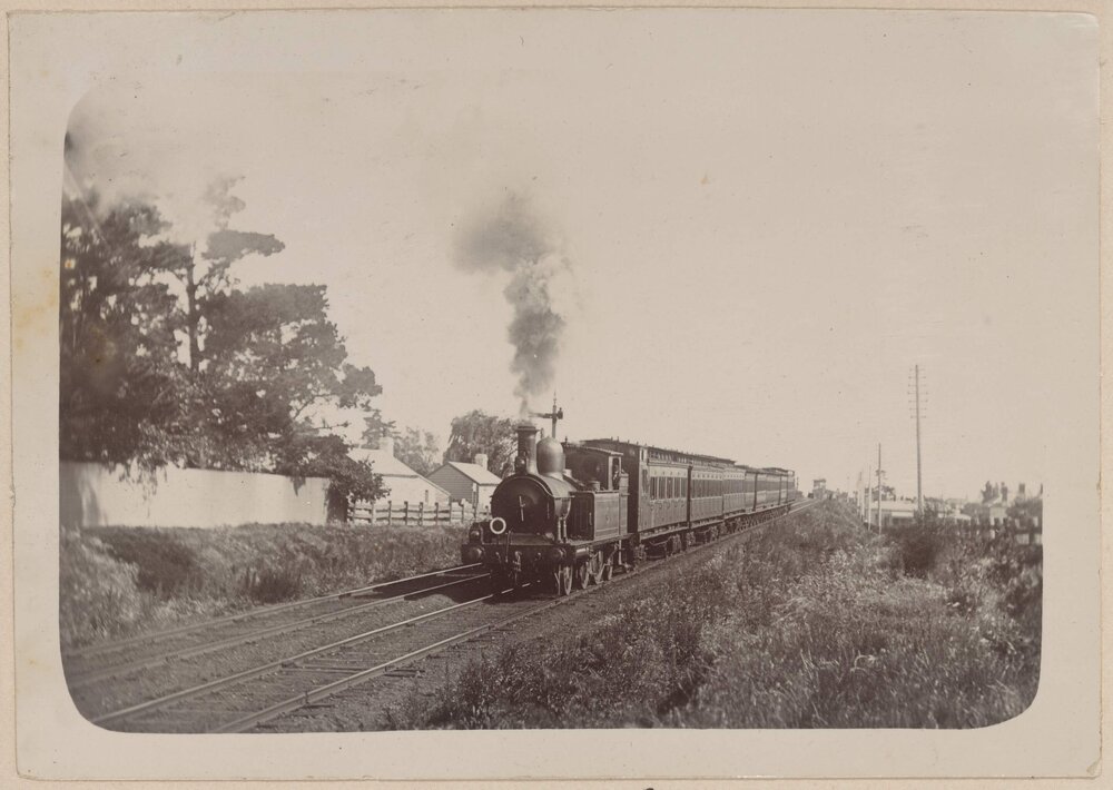 [E Class locomotive hauling carriages]