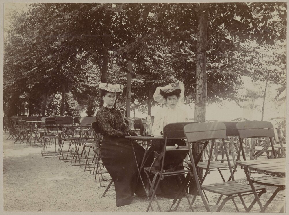 Caf&eacute; on the river bank, Rotterdam.