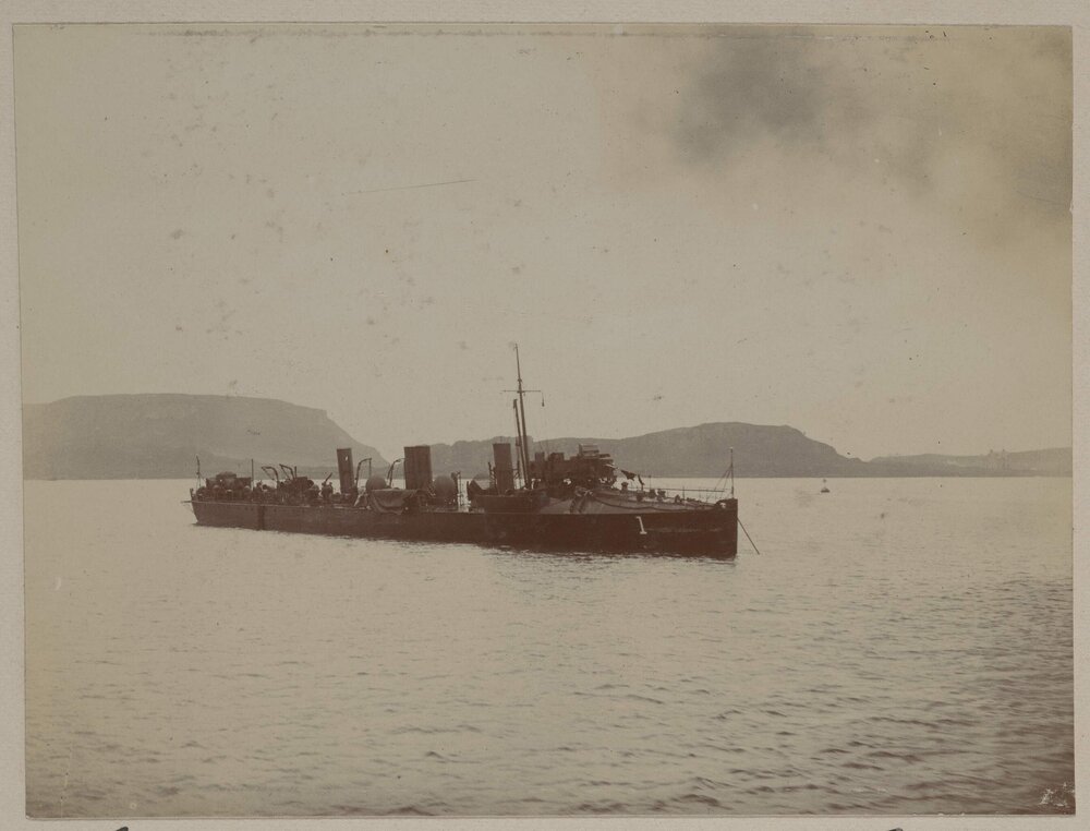 [Torpedo destroyer in Oban Harbour]
