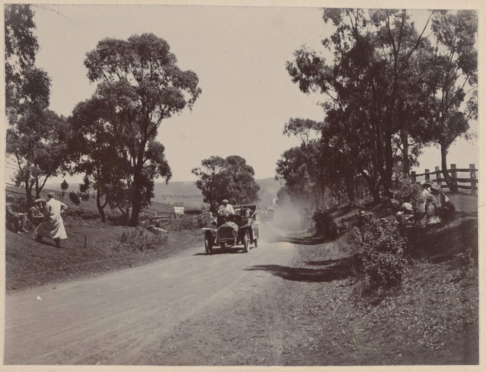 [Motor vehicle in race]