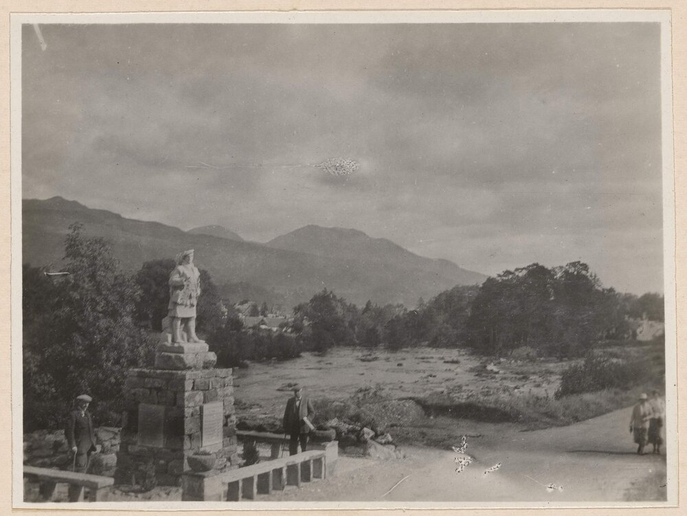 [Killin war memorial]