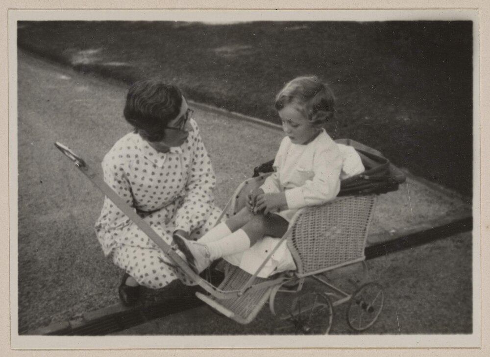 [Mabel Grimwade and visiting child, Miegunyah]
