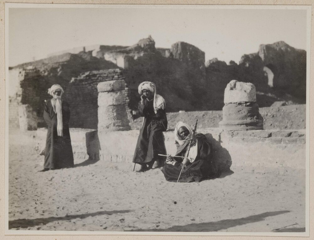[Beggars at Dendera. Egypt]