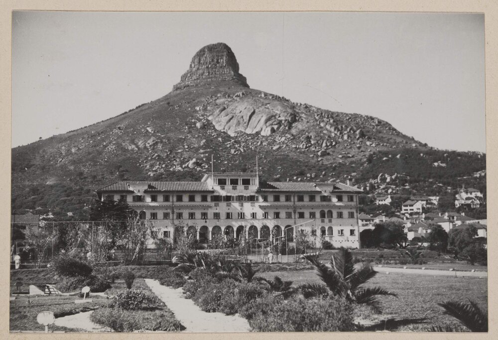 Sea Point - Queen's Hotel [Cape Town]