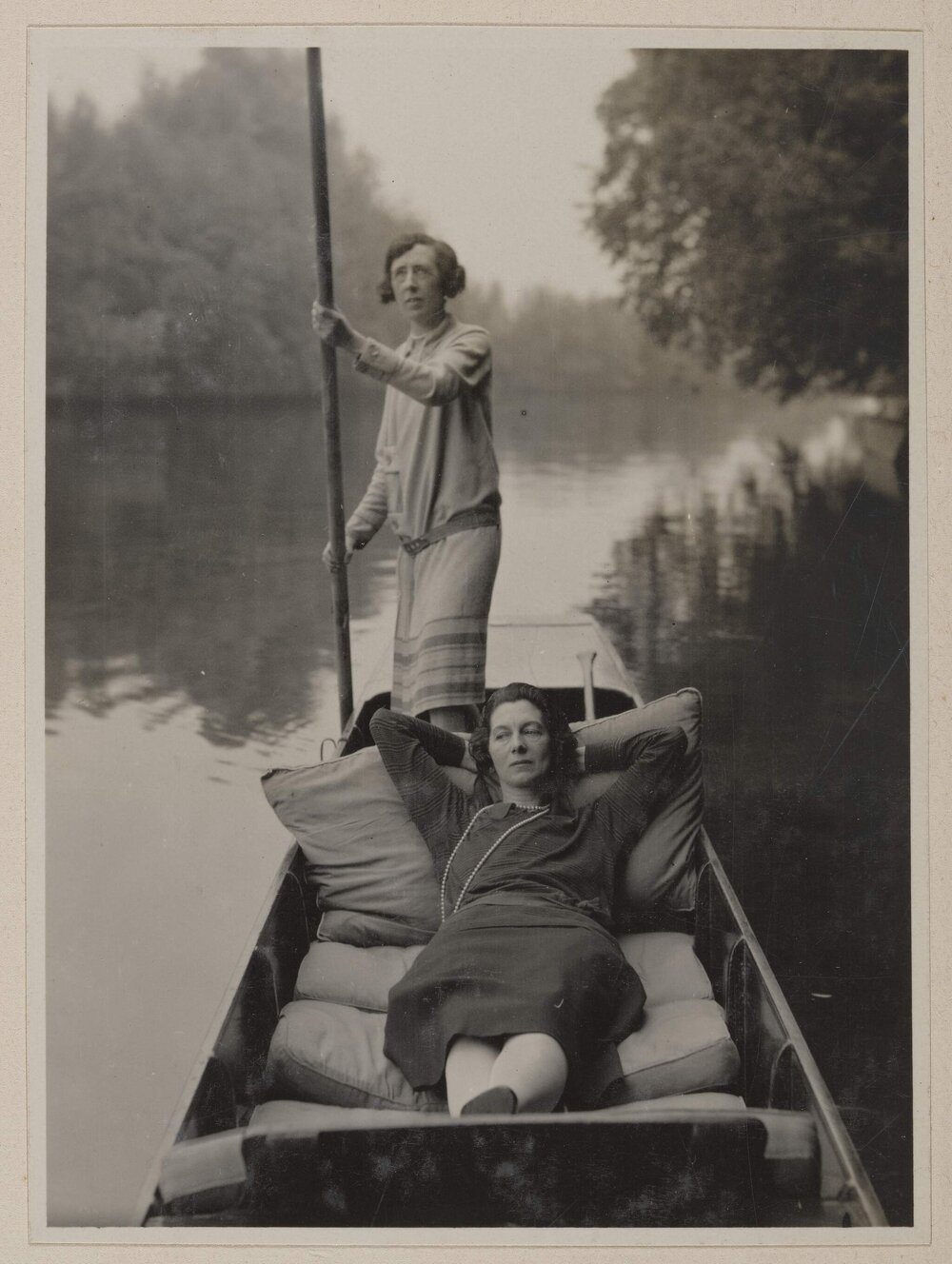 [Two women punting on the Thames]