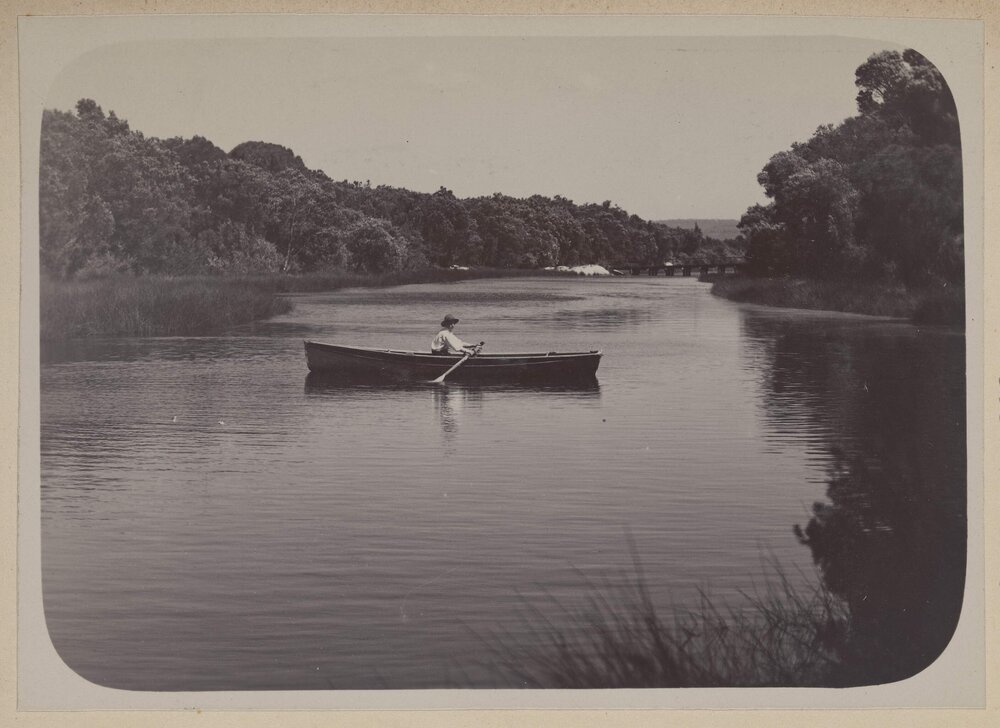 [Man in rowing boat]