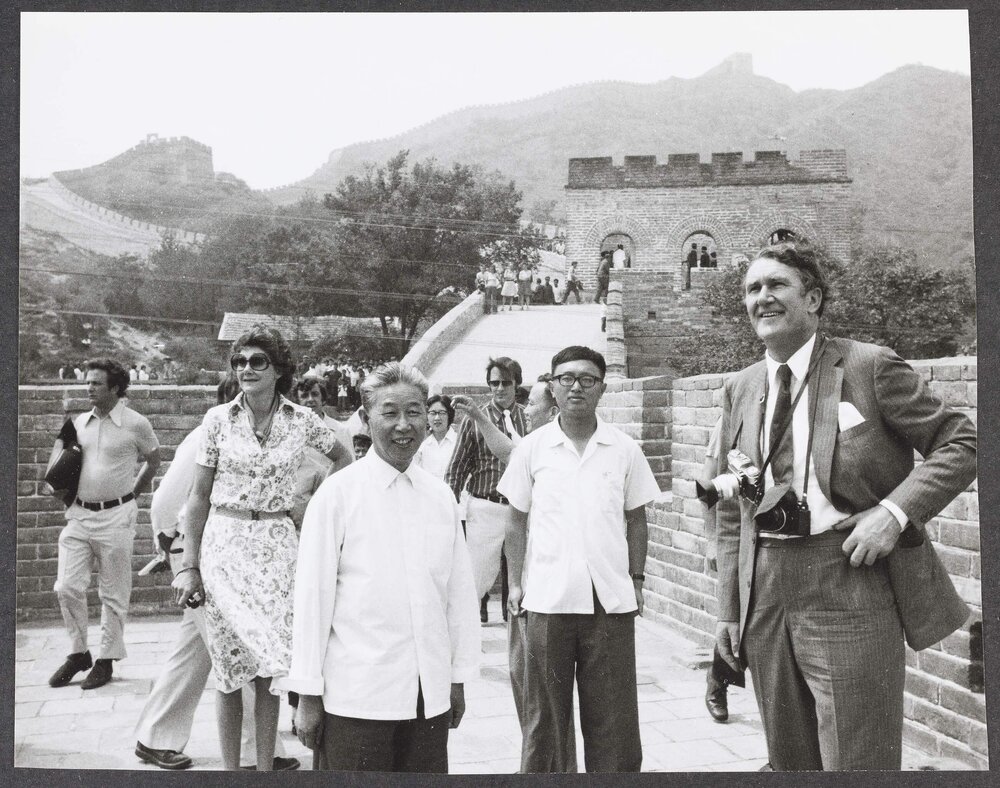[Malcolm and Tamie Fraser and others at the Great Wall of China]
