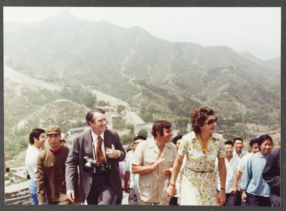 [Malcolm and Tamie Fraser and others at the Great Wall of China]