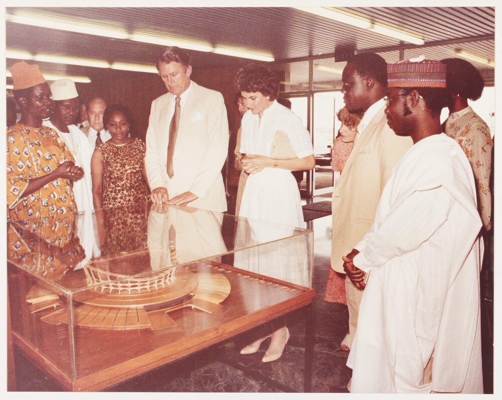 Malcolm and Tamie Fraser visiting an exhibition of Australian Aboriginal art in Lagos, Nigeria