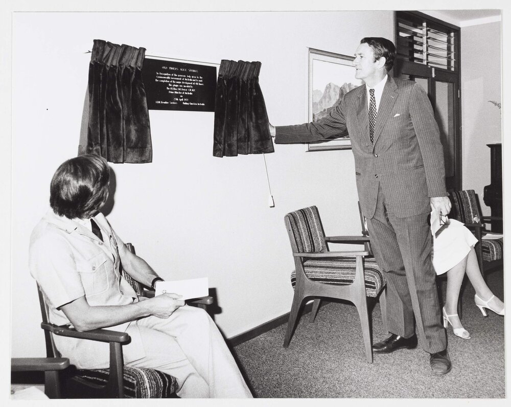 [Malcolm Fraser unveiling a plaque at Old Timers Aged Care, Alice Springs]