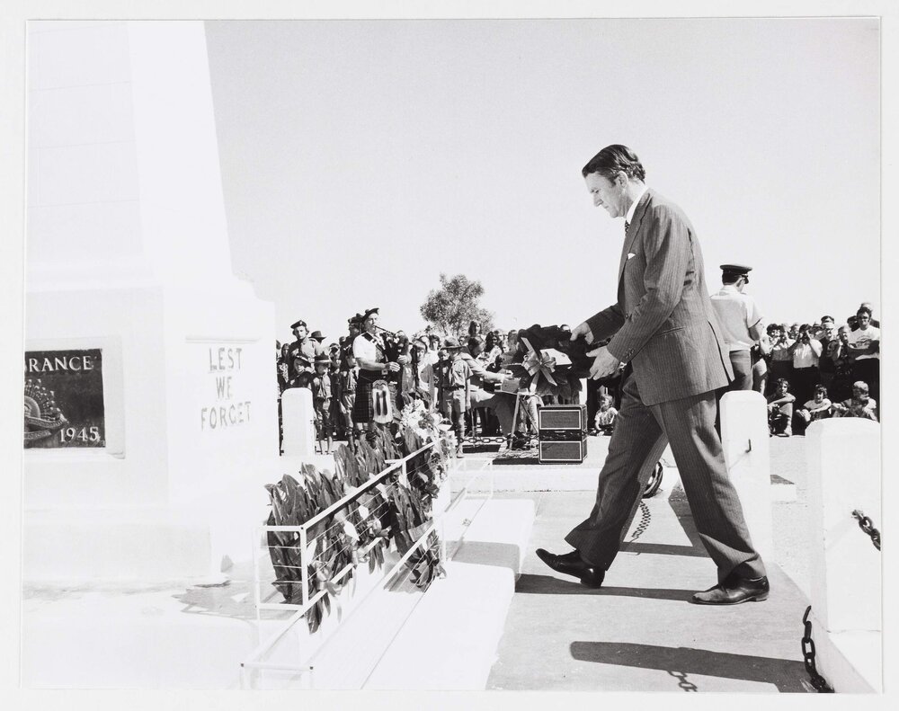 [Malcolm Fraser laying a wreath at a war memorial on a visit to the Northern Territory]