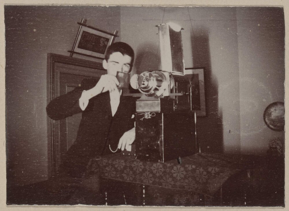 [Man with magic lantern]