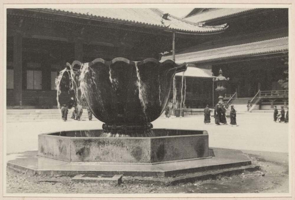 [Lotus design water fountain, Japan]