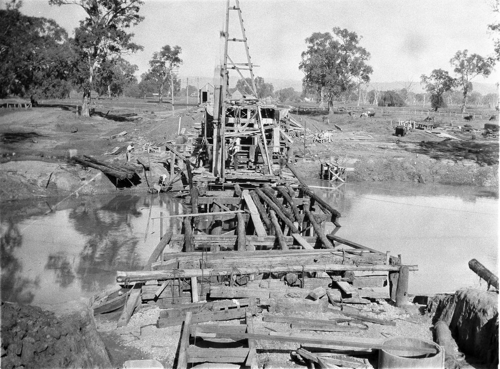 Construction of Wodonga Bridge, Victoria