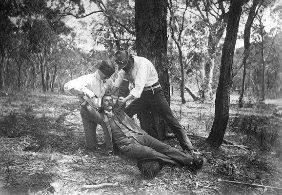 Tableaux, suggesting a robbery