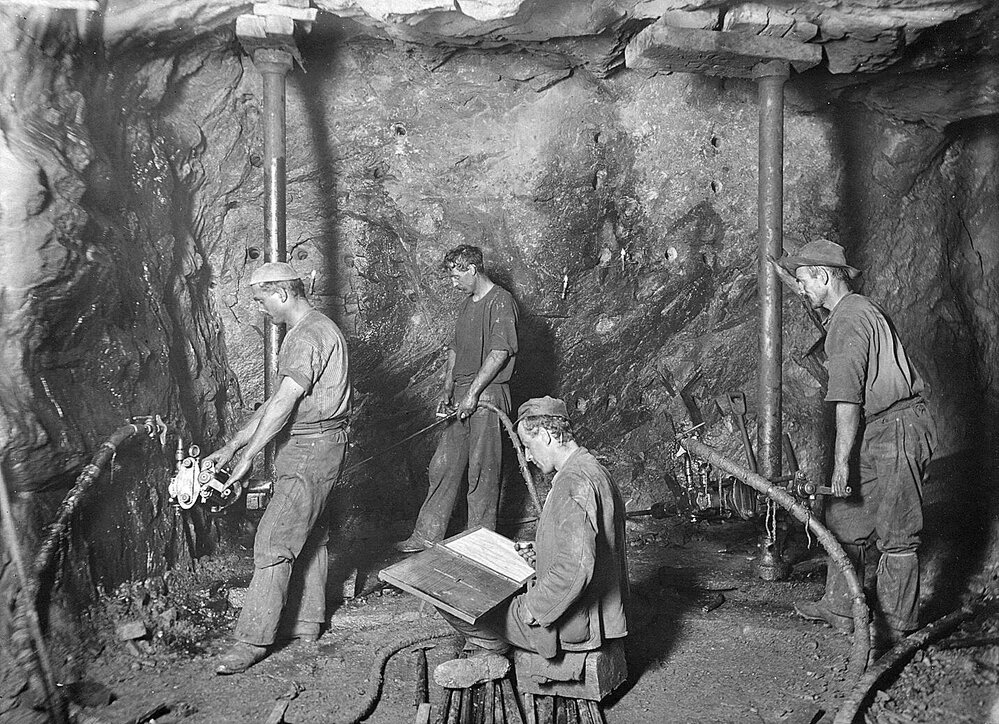 Testing machine drills and steel main crosscut 970 feet level.