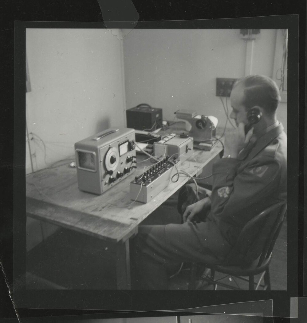 Operating equipment, University of Melbourne Department of Psychology, 'Tin Hut' laboratory, Tin Alley
