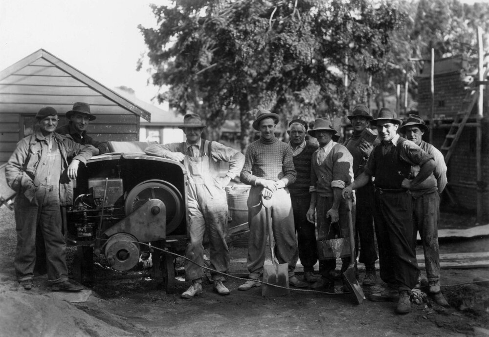 Group of building workers at the School of Chemistry building site in 1938, University of Melbourne.