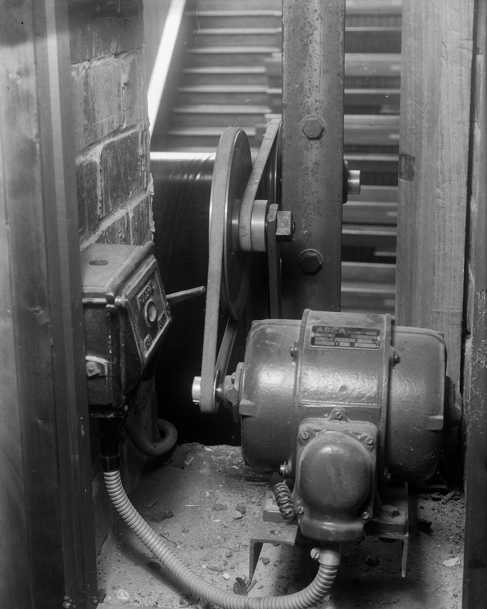 University. Motorised drive for blackboards in Masson Theatre.