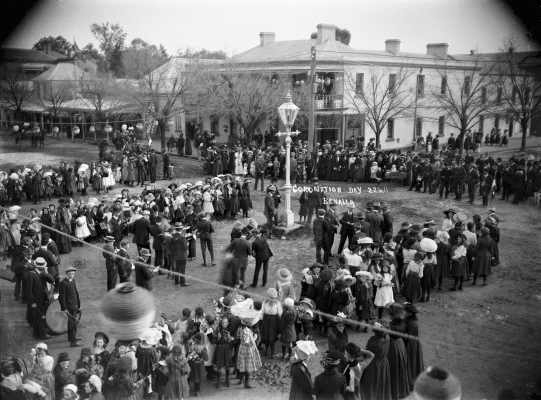 An intersection in Benalla crowded with people celebrating the coronation of King George 5th.