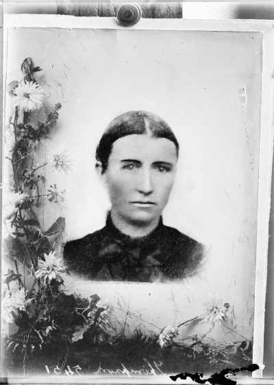 Portrait of an unidentified woman with flowers.