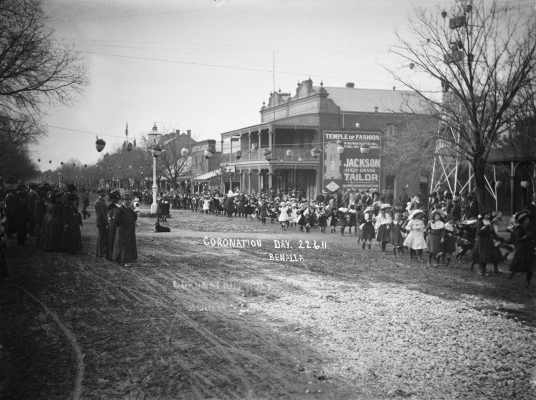 A street parade of children through the centre of Benalla to celebrate the coronation of King George 5th.