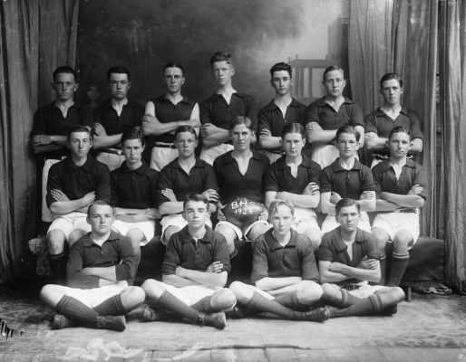 A posed Benalla football team in 1926.