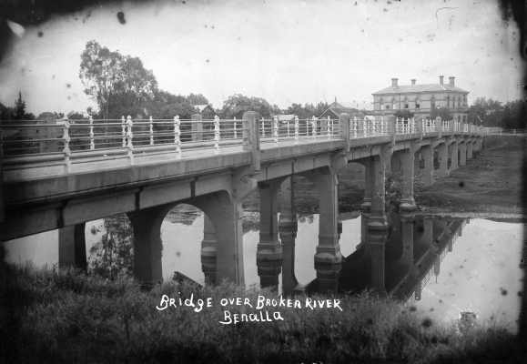 The concrete road bridge over the Broken River at Benalla.
