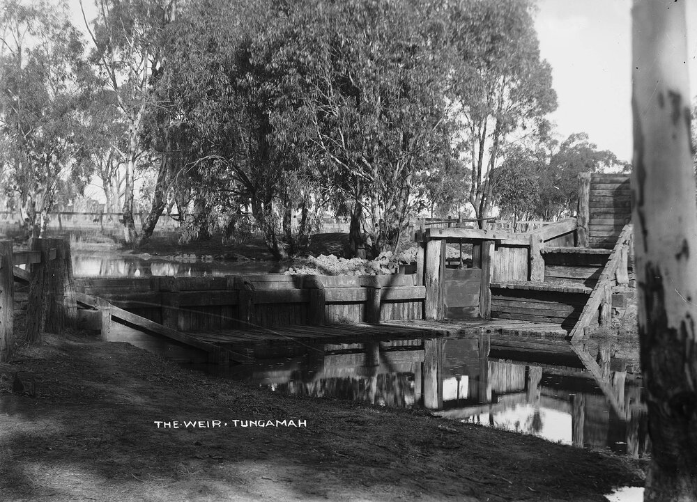 Weir with sluice gate on the Boosey Creek, Tungamah.