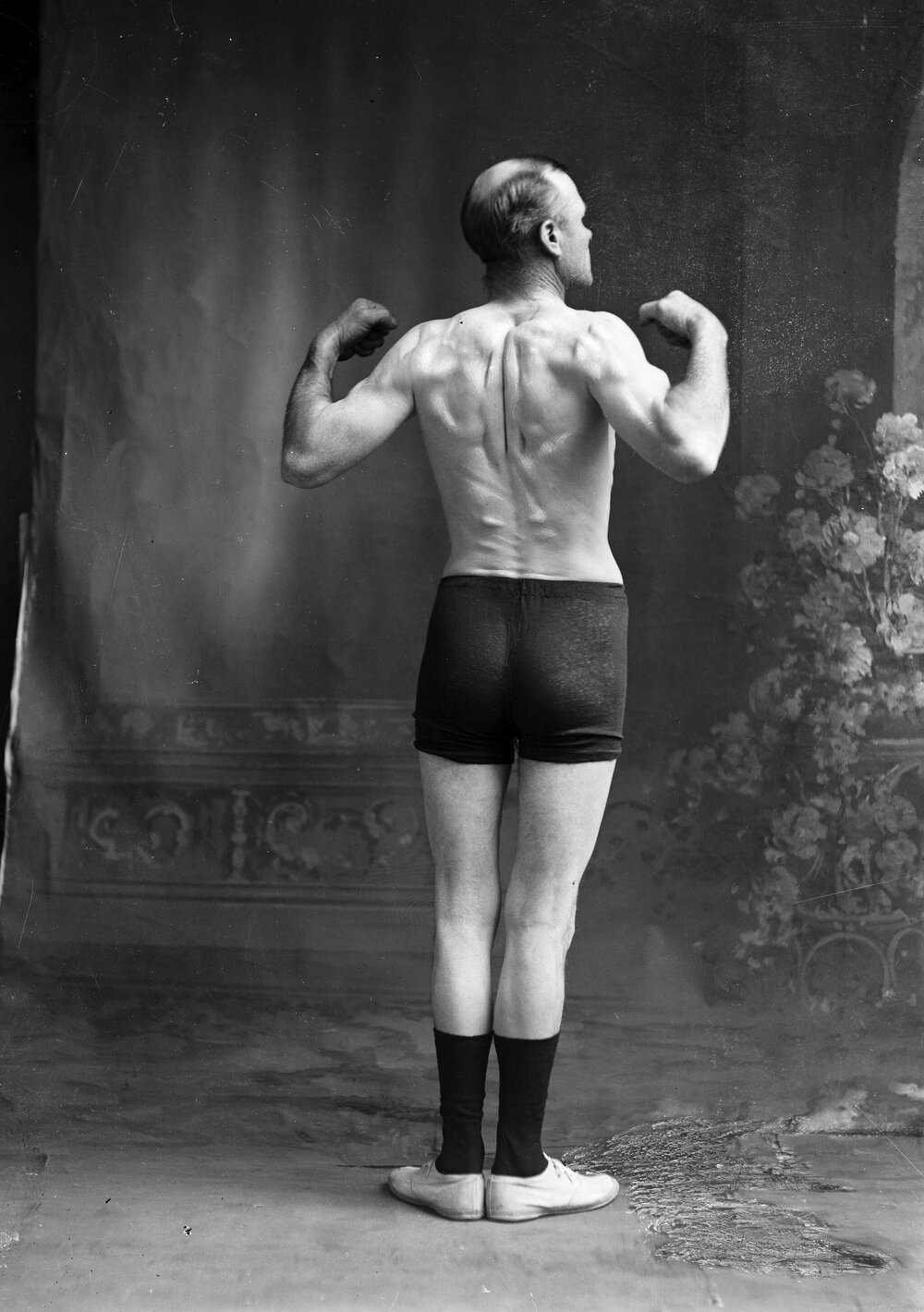 An unidentified man demonstrating a callisthenic pose.