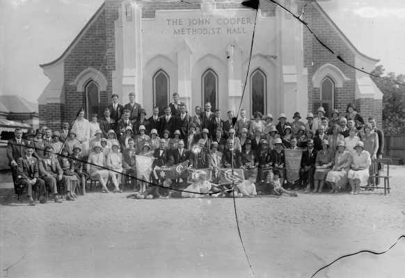 A large group of people in front of the John Cooper Methodist Hall in Benalla.