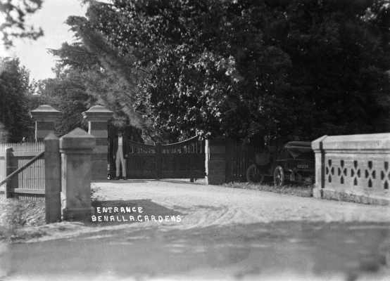 The approach to the entrance gates at to the Benalla Botanical Gardens.