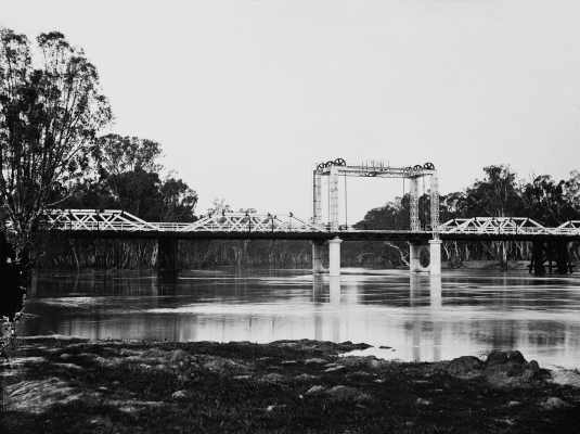 A centre lift bridge over the Darling River at Wentworth, N.S.W.